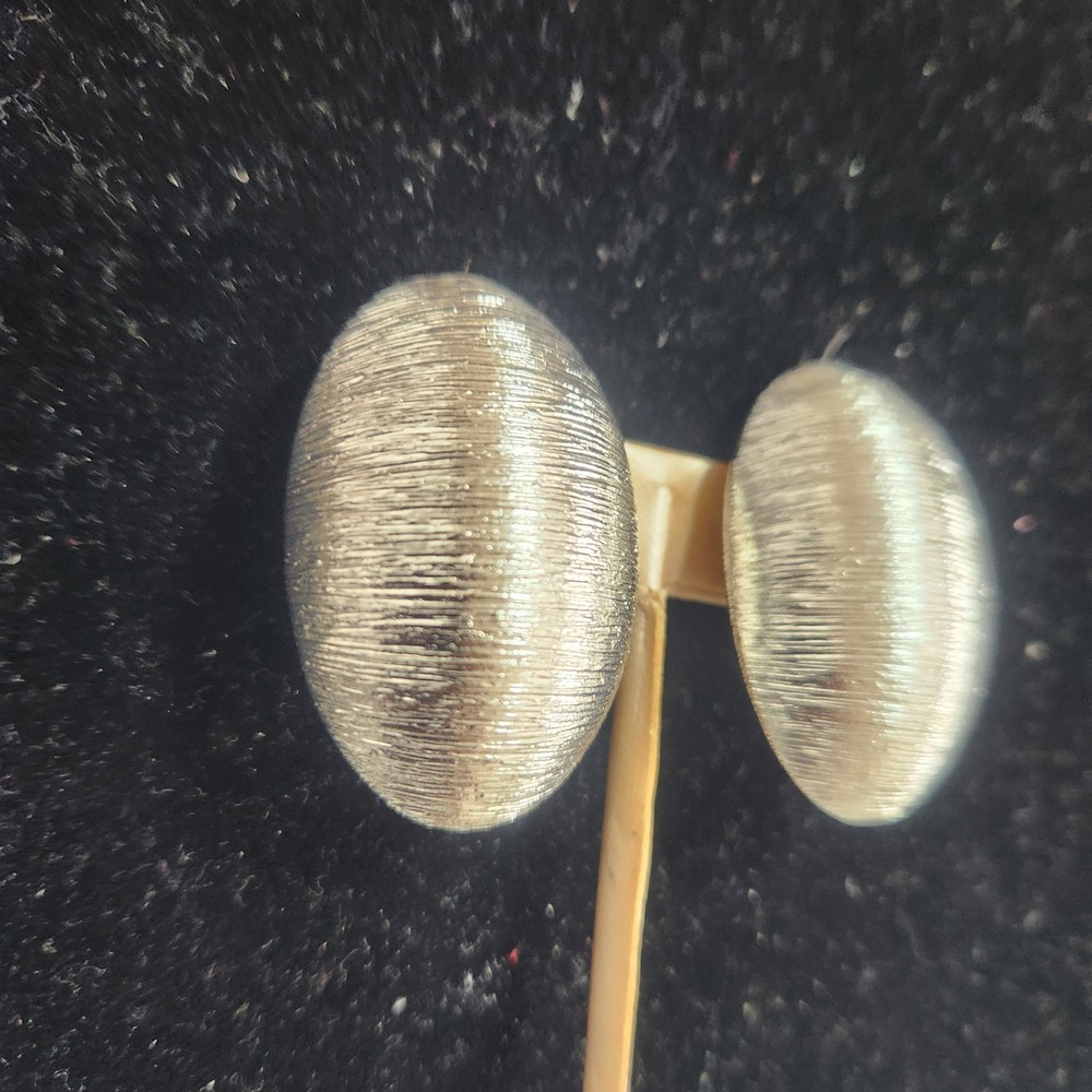 Vintage Silver Tone Textured Oval Dome Clip On Earrings Ribbed Statement Retro - Picture 5 of 12